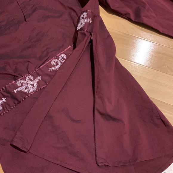 VEUC RW&CO Long Sleeve Shimmery Burgundy Blouse with pattern - size M - Picture 11 of 16